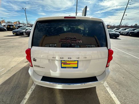 Used 2019 Dodge Grand Caravan SE w/ UConnect Hands-Free Group image 32