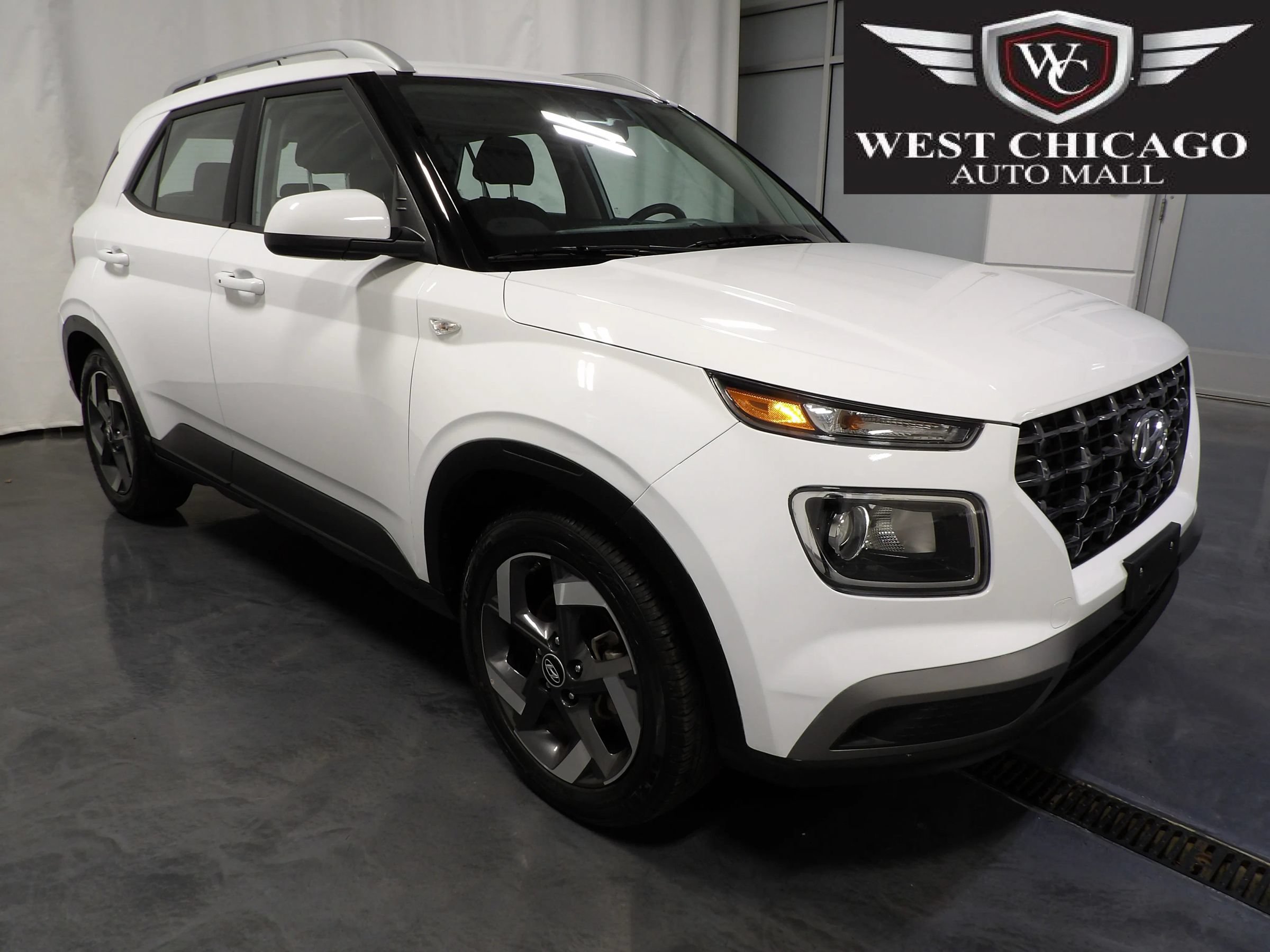 Used 2025 Hyundai Venue SEL FWD image 1
