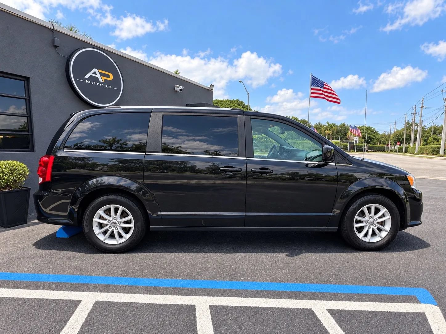 Used 2019 Dodge Grand Caravan SXT FWD image 9