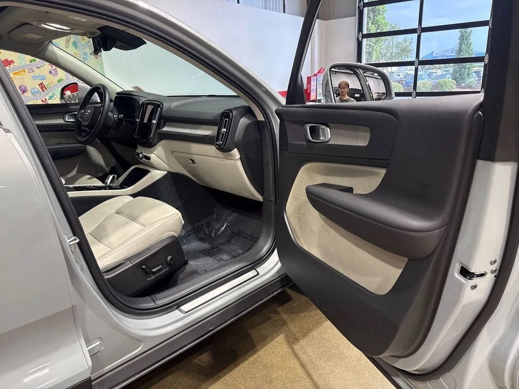 Used 2024 Volvo XC40 B5 Plus AWD/4WD image 92