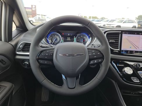 New 2026 Chrysler Pacifica Limited w/ Uconnect Theater Family Group image 18