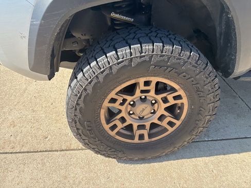 Used 2022 Toyota Tacoma TRD Off-Road w/ TRD Premium Off Road Package image 11