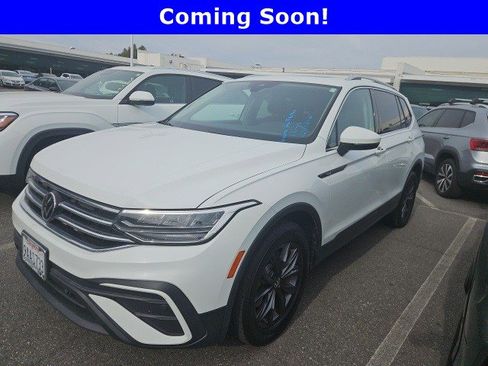 Used 2022 Volkswagen Tiguan SE w/ Panoramic Sunroof Package image 1