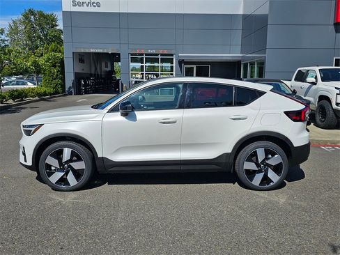 Used 2023 Volvo C40 P8 Recharge Ultimate image 8