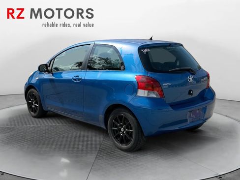 Used 2010 Toyota Yaris 2-Door Hatchback image 3