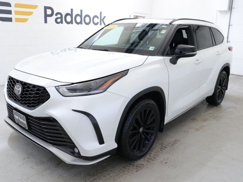 Used 2023 Toyota Highlander L image 3