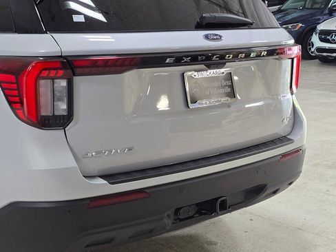 Used 2025 Ford Explorer Active AWD/4WD image 13