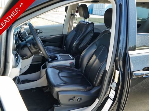 Used 2023 Chrysler Pacifica Touring-L image 7