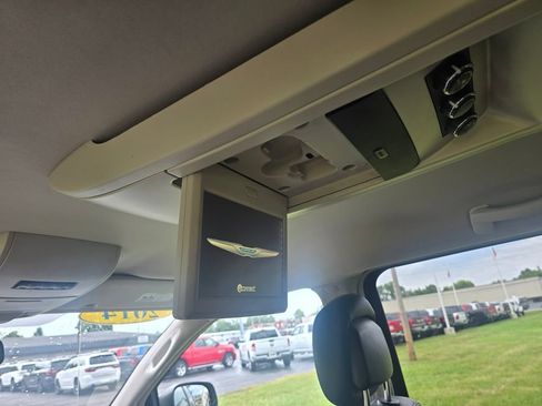 Used 2014 Chrysler Town & Country Touring FWD image 12