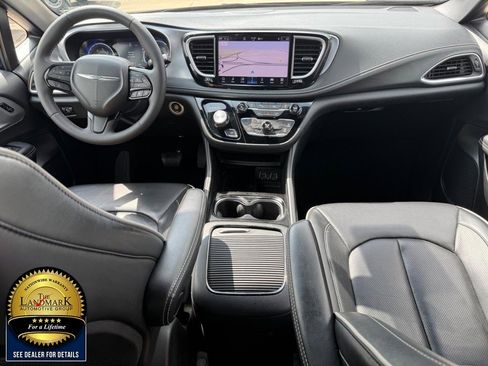 Used 2025 Chrysler Pacifica Limited FWD image 20