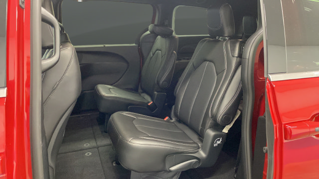 Used 2025 Chrysler Pacifica Select AWD/4WD image 23