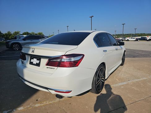 Used 2017 Honda Accord Sport image 4