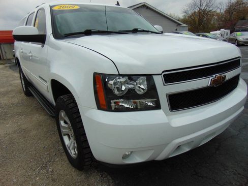 Used 2009 Chevrolet Suburban LT image 2
