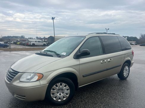 Used 2007 Chrysler Town & Country w/ Popular Equipment Group I image 3