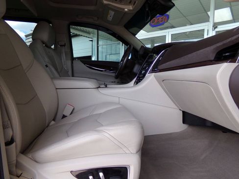 Used 2016 Cadillac Escalade Luxury AWD/4WD image 26