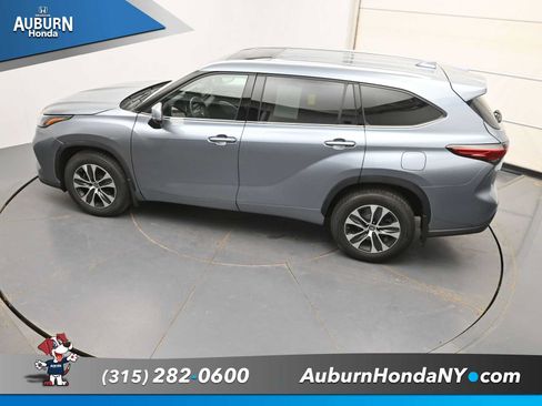 Used 2022 Toyota Highlander XLE AWD/4WD image 31