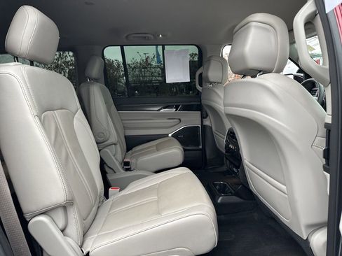 Used 2023 Jeep Wagoneer Series III w/ Preferred Equipment Group image 31