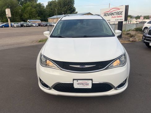 Used 2020 Chrysler Pacifica Touring-L image 2