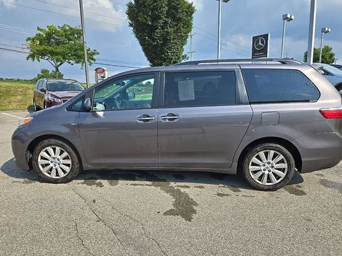 Used 2017 Toyota Sienna XLE Premium AWD/4WD image 9