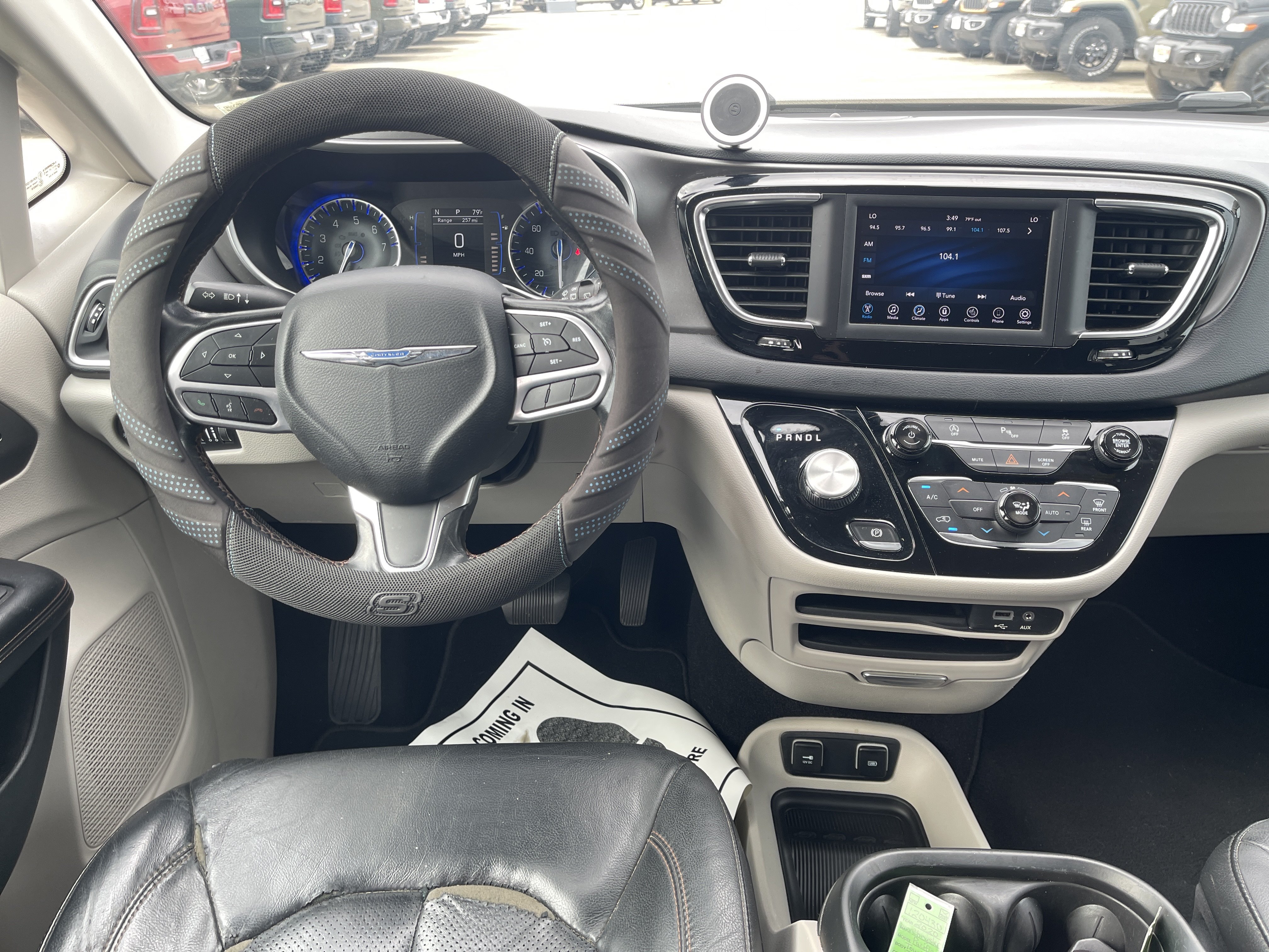 Used 2020 Chrysler Pacifica Touring-L w/ Tire & Wheel Group FWD image 23