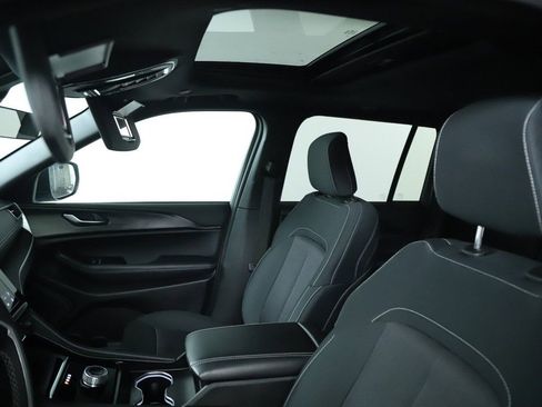 Used 2025 Jeep Grand Cherokee Laredo X image 20