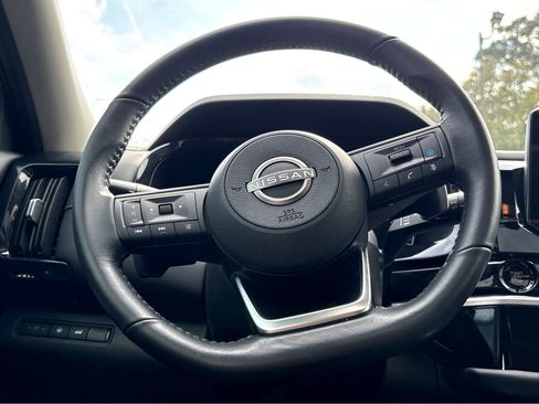 Used 2025 Nissan Pathfinder SV w/ SV Premium Package image 15