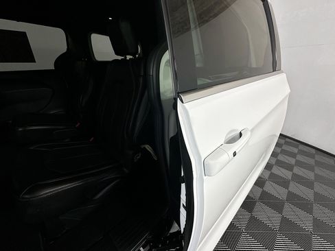 Used 2025 Chrysler Pacifica Select FWD image 26