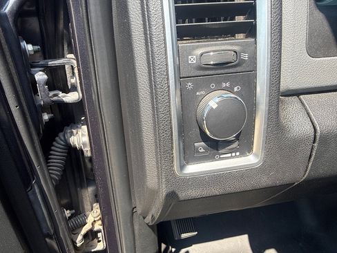 Used 2017 RAM 1500 Classic SLT AWD/4WD image 19