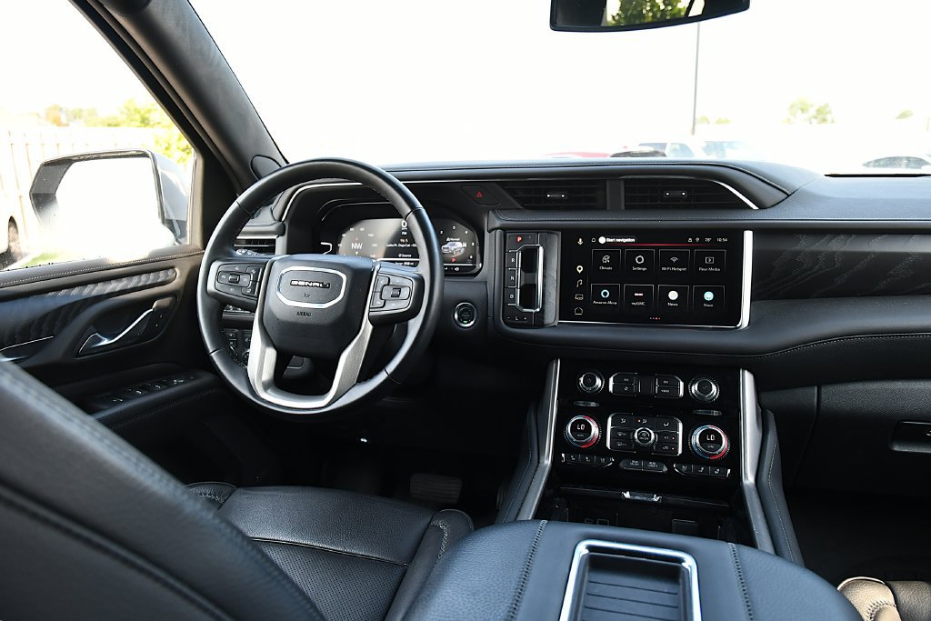 Used 2024 GMC Yukon XL Denali AWD/4WD image 32