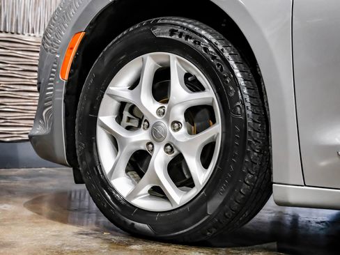 Used 2020 Chrysler Pacifica Limited image 53