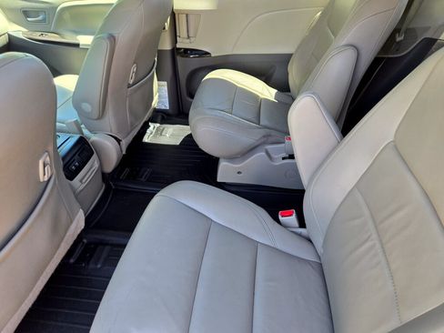 Used 2018 Toyota Sienna XLE Premium AWD/4WD image 10