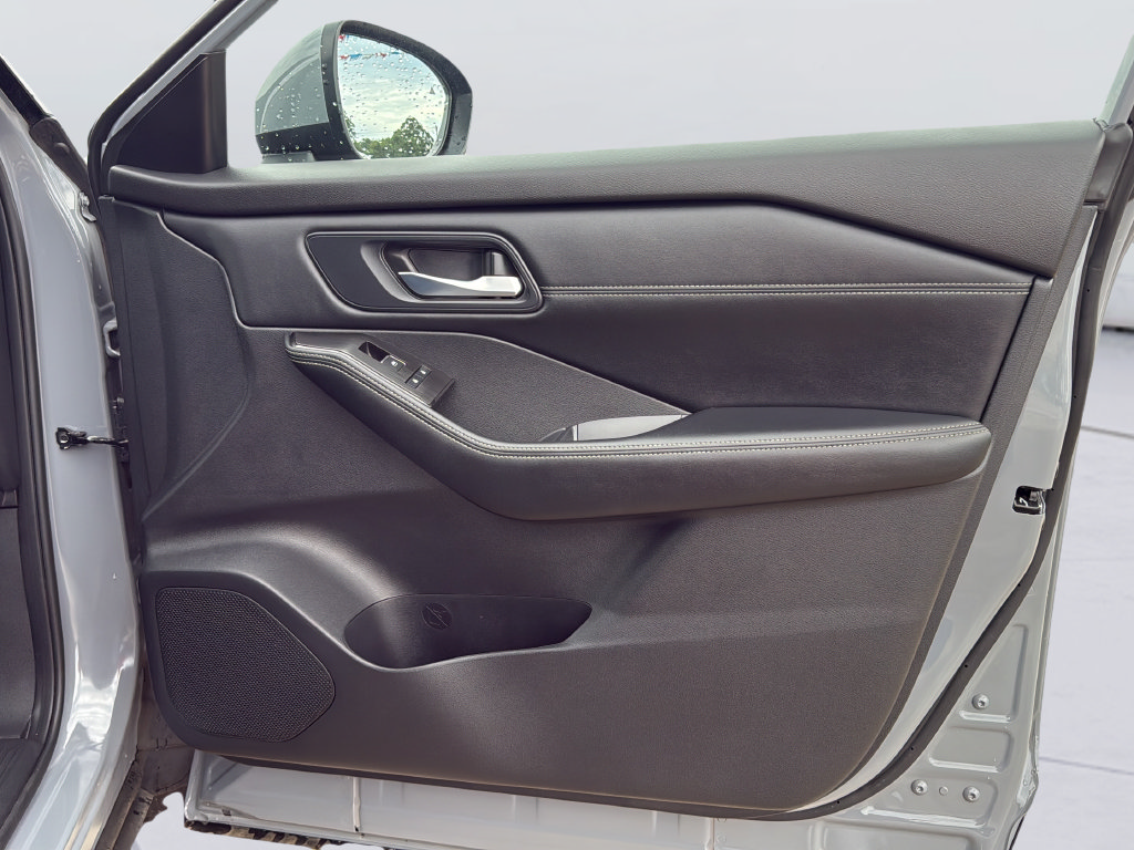 Used 2025 Nissan Rogue SL w/ Tech Package FWD image 10