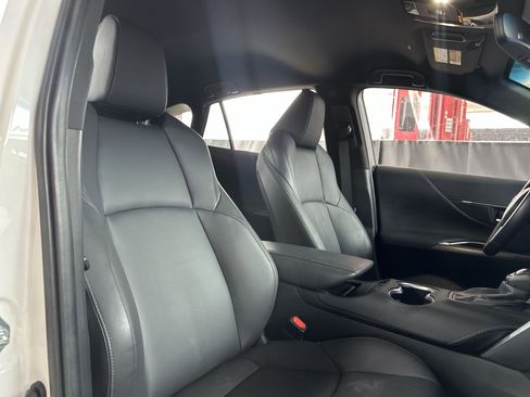 Used 2024 Toyota Venza XLE image 24