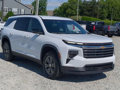 Used 2026 Chevrolet Traverse LT AWD/4WD image 2