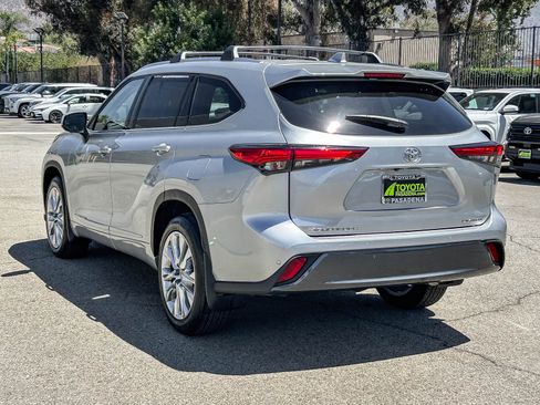 Used 2023 Toyota Highlander Limited FWD image 9
