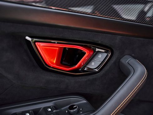 Used 2023 Lamborghini Urus Performante AWD/4WD image 42