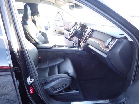 Used 2019 Volvo XC60 T5 Momentum w/ Multimedia Package image 12