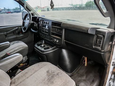 Used 2017 Chevrolet Express 3500 RWD image 12