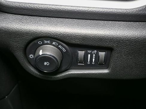 Used 2022 Chrysler Pacifica Touring-L w/ Uconnect Theater Family Group AWD/4WD image 39