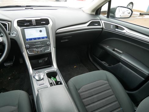 Used 2020 Ford Fusion SE image 12