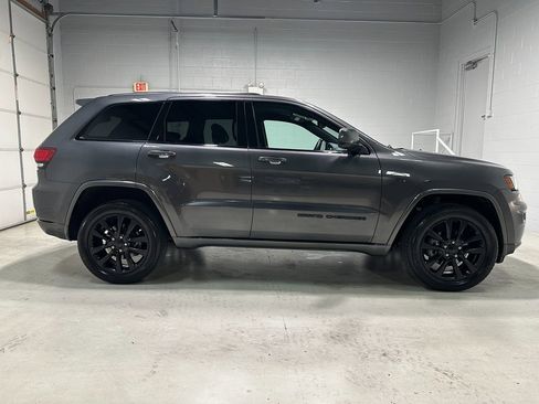 Used 2018 Jeep Grand Cherokee Altitude AWD/4WD image 2