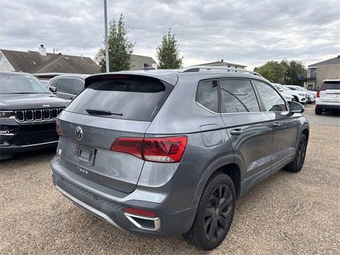 Used 2022 Volkswagen Taos SE w/ Panoramic Sunroof Package image 6