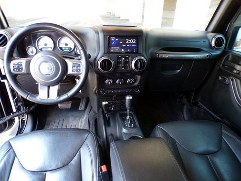 Used 2018 Jeep Wrangler Unlimited Sahara w/ Dual Top Group AWD/4WD image 11