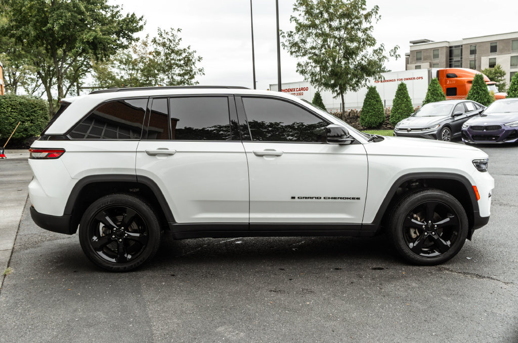 Used 2023 Jeep Grand Cherokee Altitude AWD/4WD image 3