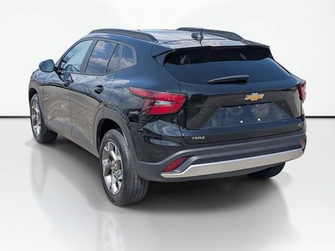 Used 2025 Chevrolet Trax LT FWD image 9