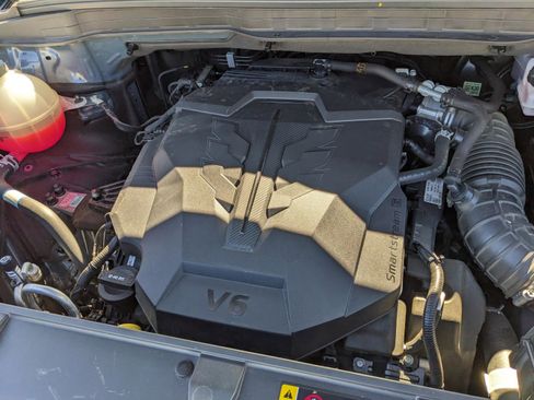 Used 2023 Kia Carnival EX image 12