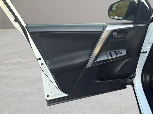 Used 2018 Toyota RAV4 LE image 21