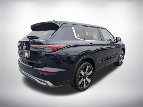 New 2025 Mitsubishi Outlander SE image 3