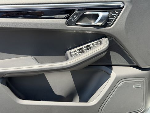 Certified 2025 Porsche Macan AWD/4WD image 24
