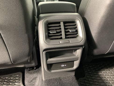Used 2022 Volkswagen Taos SEL w/ Panoramic Sunroof Package FWD image 33